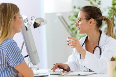 Kadın doktor hasta için ilaç reçete.
