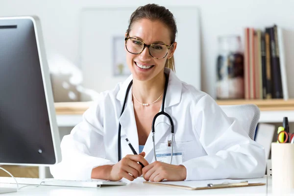 Fiducioso medico femminile in ufficio guardando la fotocamera . — Foto Stock