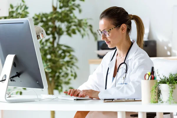 Vrouwelijke arts werken met de laptop in het kantoor. — Stockfoto
