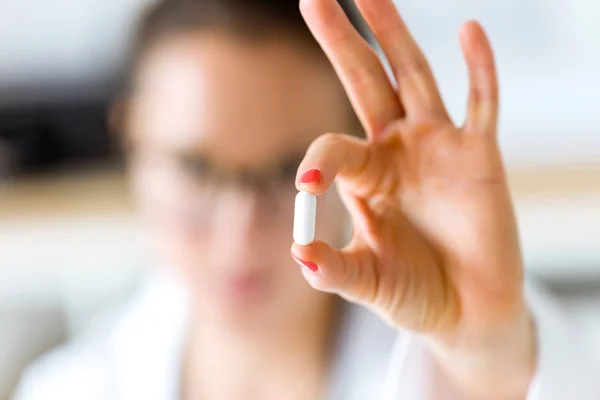 Női orvos ad neked egy tabletta. — Stock Fotó