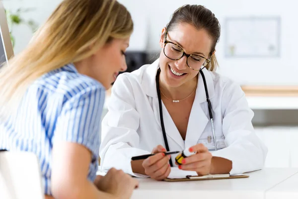 Medico femminile che prescrive farmaci per il paziente . — Foto Stock