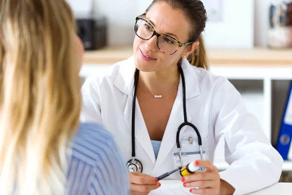 Medico femminile che prescrive farmaci per il paziente . — Foto Stock