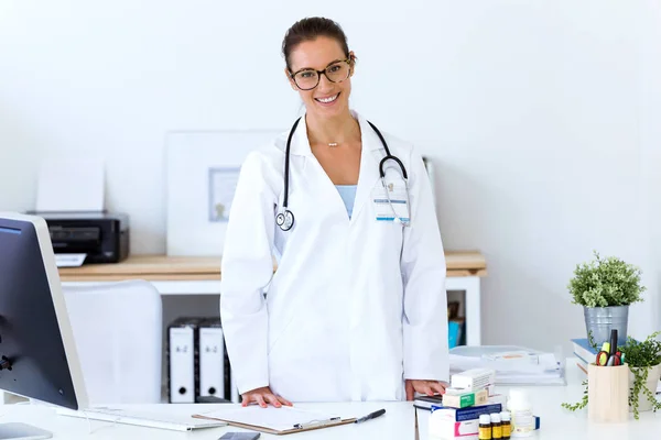 Fiducioso medico femminile in ufficio guardando la fotocamera . — Foto Stock