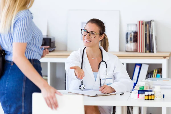 Doctora que recibe a su paciente en el consultorio . —  Fotos de Stock