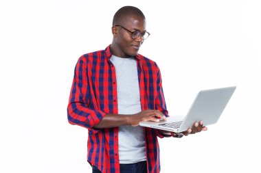 Onun laptop kullanma yakışıklı delikanlı. Beyaz izole.