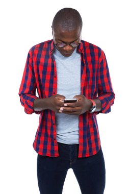 Cep telefonunu kullanarak yakışıklı delikanlı. Beyaz izole.