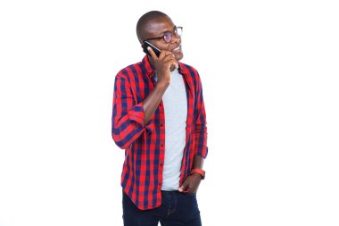 Cep telefonunu kullanarak yakışıklı delikanlı. Beyaz izole.