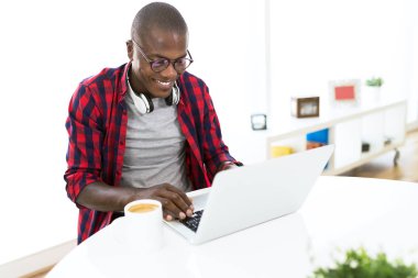 Yakışıklı genç adam onun laptop evde kullanma.