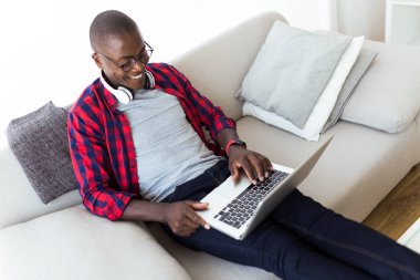 Yakışıklı genç adam onun laptop evde kullanma.