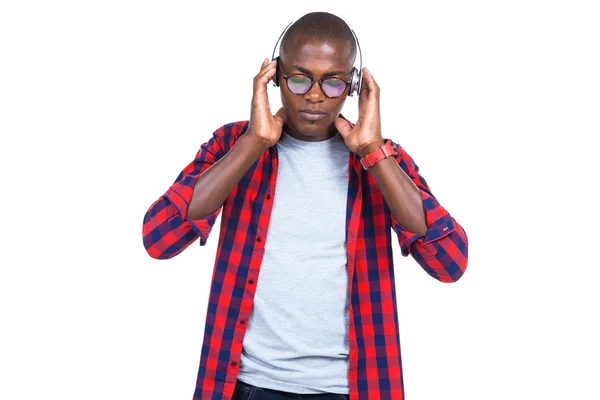 Schöner junger Mann, der Musik hört. isoliert auf weiß. — Stockfoto