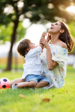 Parkta oğluyla aşık güzel genç anne.