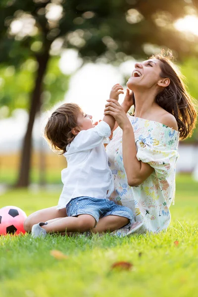 Parkta oğluyla aşık güzel genç anne.