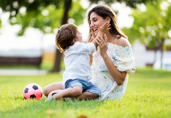 Красивая молодая мать влюблена в своего сына в парке . — стоковое фото