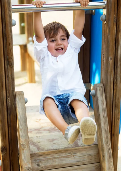 Der kleine Junge hat Spaß im Park. — Stockfoto