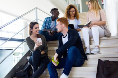 İki öğrenci kullanarak onlar bir üniversitede cep telefonu.