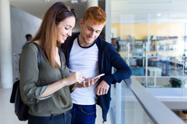 İki öğrenci kullanarak onlar bir üniversitede cep telefonu.