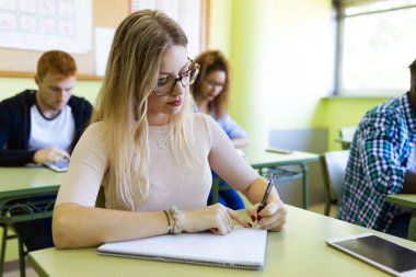 Bir üniversite sınıfta okuyan arkadaş grubu.