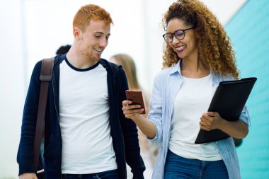 İki öğrenci kullanarak onlar bir üniversitede cep telefonu.