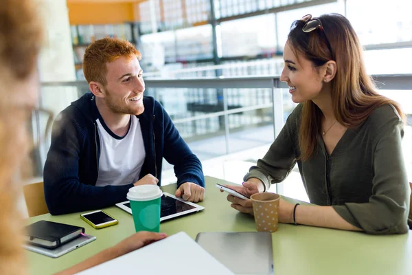 Gruppo di amici che studiano in una biblioteca universitaria . — Foto Stock