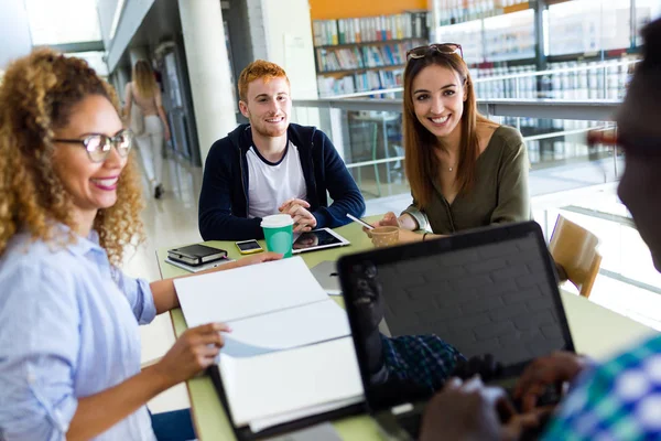 Groep vrienden studeren in een universiteitsbibliotheek. — Stockfoto