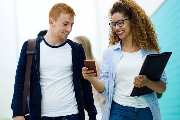 İki öğrenci kullanarak onlar bir üniversitede cep telefonu.