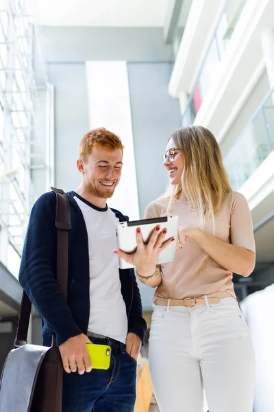 Due studenti che usano il tablet digitale in un'università . — Foto Stock