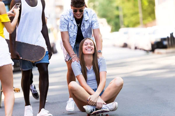 Grupo de adolescentes activos que realizan actividades recreativas en un área urbana . —  Fotos de Stock