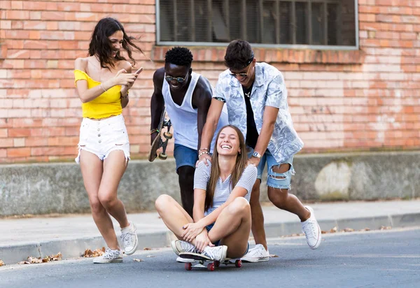 Eğlence etkinliği bir kentsel alanda yapma aktif genç grup. — Stok fotoğraf