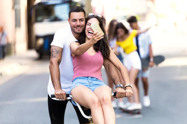 Grupo de jóvenes amigos hipster usando un teléfono inteligente en un área urbana . —  Fotos de Stock