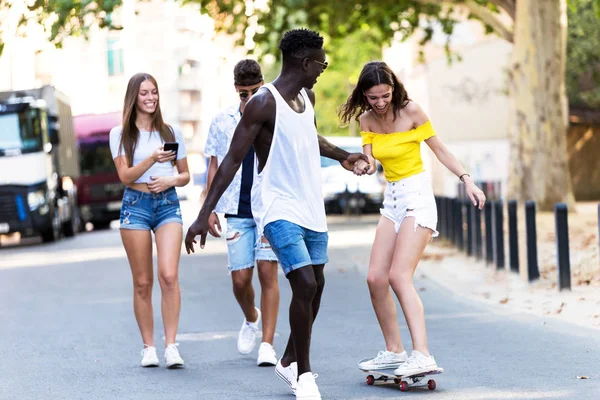 Gruppe aktiver Teenager, die Freizeitaktivitäten in einem städtischen Gebiet ausüben. — Stockfoto
