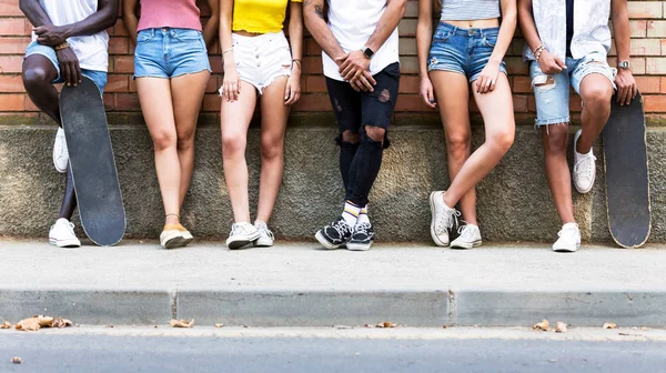 Gruppe junger Hipster-Freunde posiert im Stadtgebiet. — Stockfoto