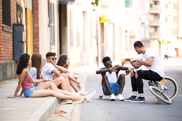 Gruppe junger Hipster-Freunde unterhält sich im Stadtgebiet. — Stockfoto