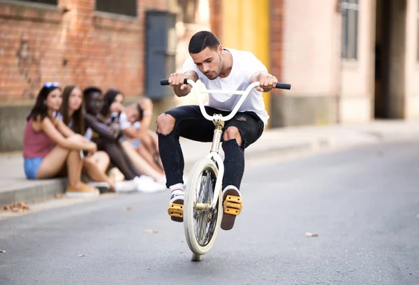 Group of active teenagers making recreational activity in an urban area. — Stock Photo, Image