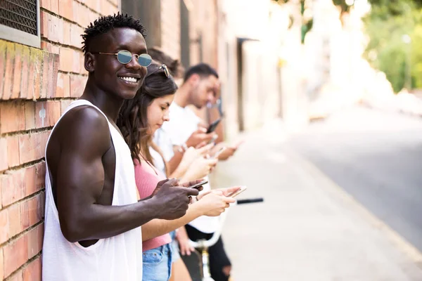 Grupo de jovens amigos hipster usando telefone inteligente em uma área urbana . — Fotografia de Stock