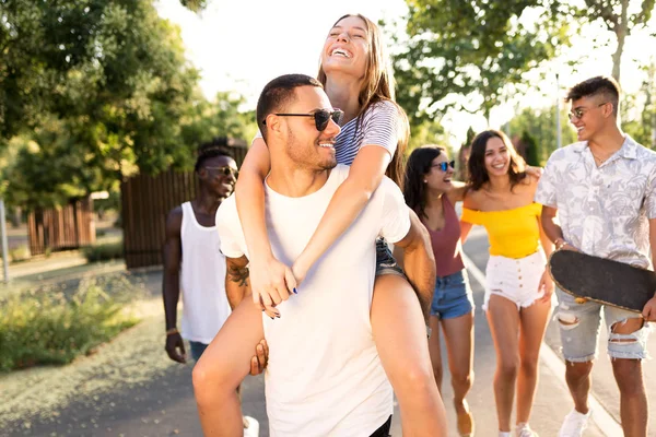 Group of active teenagers making recreational activity in an urban area. — Stock Photo, Image