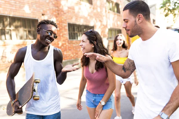 Grupo de adolescentes ativos que fazem atividade recreativa em uma área urbana . — Fotografia de Stock