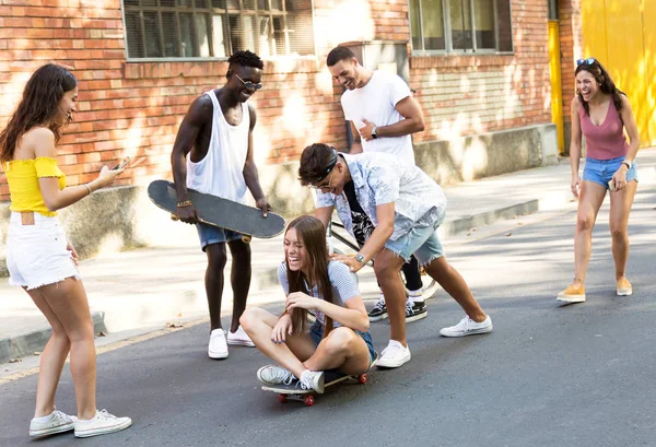 Gruppe aktiver Teenager, die Freizeitaktivitäten in einem städtischen Gebiet ausüben. — Stockfoto