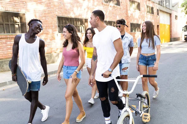 Gruppe aktiver Teenager, die Freizeitaktivitäten in einem städtischen Gebiet ausüben. — Stockfoto