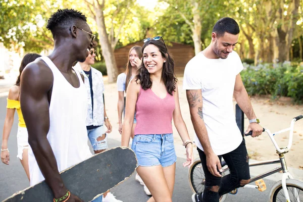 Eğlence etkinliği bir kentsel alanda yapma aktif genç grup.