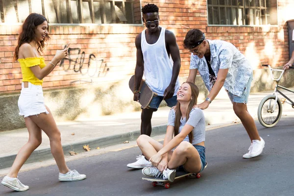 Grupo de adolescentes ativos que fazem atividade recreativa em uma área urbana . — Fotografia de Stock