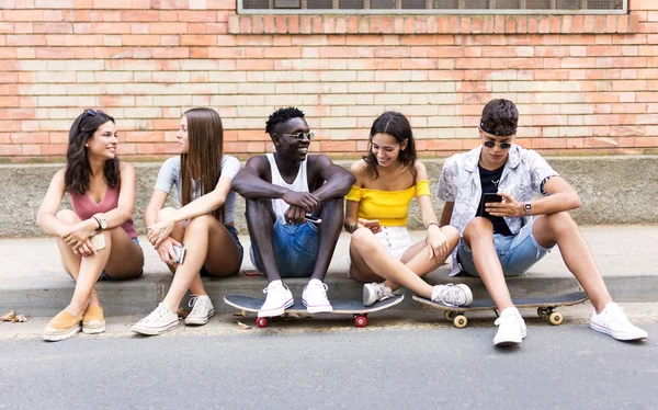 Groep jonge hipster vrienden praten in een stedelijk gebied. — Stockfoto