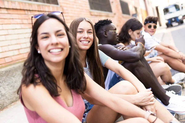 Gruppe junger Hipster-Freunde blickt in einem städtischen Gebiet in die Kamera. — Stockfoto