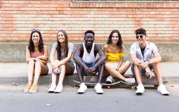 Skupina mladých bokovky přátel při pohledu na fotoaparát v městské oblasti. — Stock fotografie