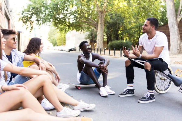 Gruppe junger Hipster-Freunde unterhält sich im Stadtgebiet. — Stockfoto