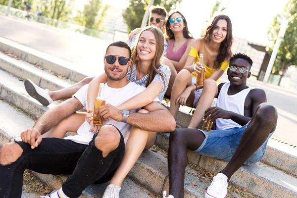 Gruppe junger Hipster-Freunde, die in einer Großstadt in die Kamera schauen — Stockfoto