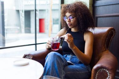 Kırmızı çay içme kahve dükkanında güzel genç kadın.