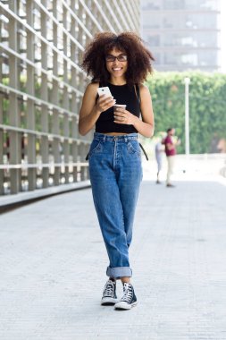 Sokakta cep telefonu kullanan güzel genç kadın.