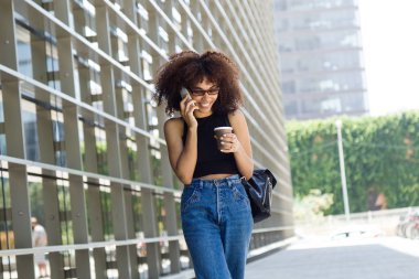 Sokakta cep telefonu kullanan güzel genç kadın.