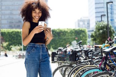 Sokakta cep telefonu kullanan güzel genç kadın.