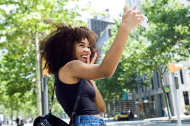 Sokakta bir selfie alarak güzel genç kadın.